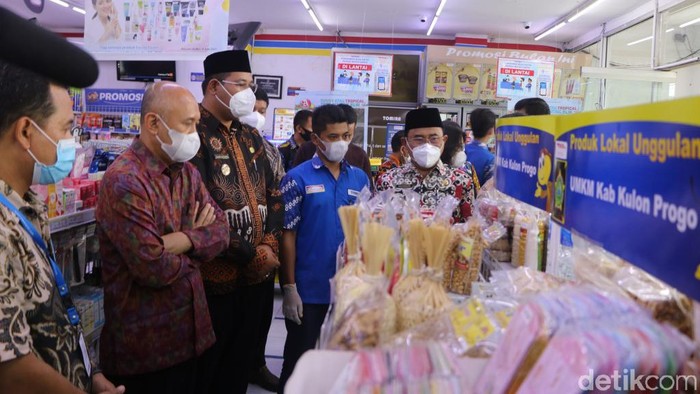 Menteri Koperasi dan UKM, Teten Masduki, mengunjungi salah satu gerai Tomira di Wates, Kulon Progo, Jumat (28/5/2021).