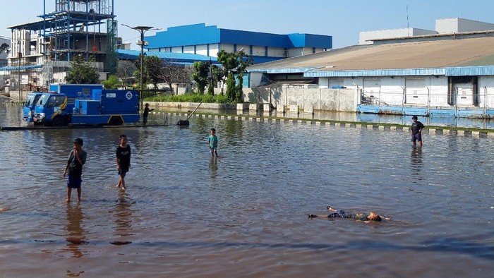 Muara Baru Tergenang Banjir Rob