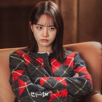 Hyeri menempati urutan kedua sebagai artis drakor yang paling banyak dibicarakan. Ia banjir pujian karena menggambarkan Lee Dam seperti dalam webtoon My Roommate Is A Gumiho. Pasalnya, ia menjadi inspirasi sang penulis saat menggambar. Foto: dok. tvN