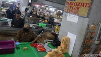 Cucu mengeluhkan dengan kondisi tersebut, pasalnya ketika harga kedelai naik berdampak pada penjualannya.