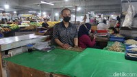 Pedagang lainnya Endang menyebut, mulai hari ini hingga dua hari kedepan tahu dan tempe tidak dijual di lapak miliknya.