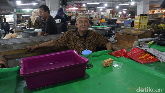 Buntut dari mogok produksi para pengrajin, tahu dan tempe hilang di pasaran, salah satunya di sejumlah lapak pedagang di Pasar Kosambi, Kota Bandung, Jawa Barat.