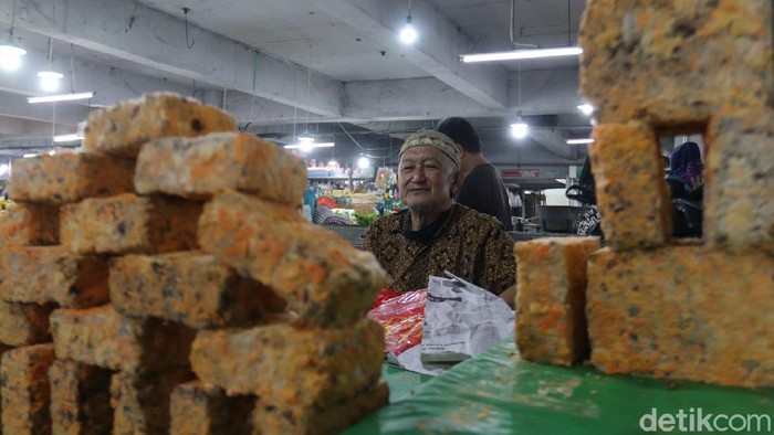Nah Loh! Tahu-Tempe Hilang dari Pasar Kosambi Bandung Buntut dari mogok produksi para pengrajin, tahu dan tempe hilang di pasaran, salah satunya di sejumlah lapak pedagang di Pasar Kosambi, Kota Bandung, Jawa Barat.