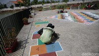 Pembuatan arena bermain seperti ular tangga dan teprok gunung.