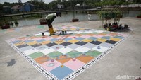 Ular tangga dan teprok gunung menjadi salah satu permainan tradisional yang sangat populer kala itu.