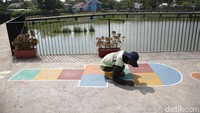 Taman Sungai Kendal berada di lahan seluas 40 ribu meter persegi. Ada berbagai fasilitas untuk wisatawan seperti saung, permainan tradisional, bangku taman, danau, mushalla, amphiteater dan lain sebagainya. (Agung Pambudhy/detikcom)
