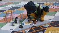 Petugas Dinas Pertamanan DKI Jakarta menyelesaikan pembuatan arena permainan tradisional di Taman Sungai Kendal, Rorotan, Cilincing, Kamis (27/5/2021).