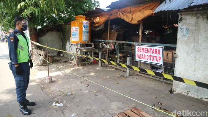 Pasar tiban dekat salah pabrik di jalan Mejobo, Kudus, Jumat (28/5/2021).
