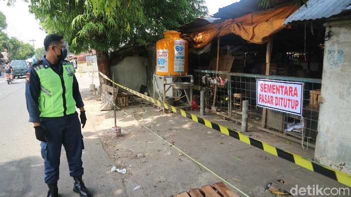 Pasar tiban dekat salah pabrik di jalan Mejobo, Kudus, Jumat (28/5/2021).
