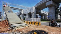 Di sisi timur, terlihat kegiatan pembangunan JPO masih berproses. Trotoar di sekitar JPO ditutup MCB atau portal beton. Lalu lintas macet karena petang hari jam pulang kerja dari Jakarta arah Depok.