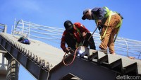Pekerja tengah menyelesaikan proses pengerjaan.