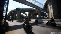 Dari Arah Lenteng Agung terbagi dua jalur yakni kiri ke arah Jalan Joe dan kana jalur cepat.