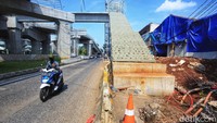 Tangga JPO belum mempunyai pagar dan atap.