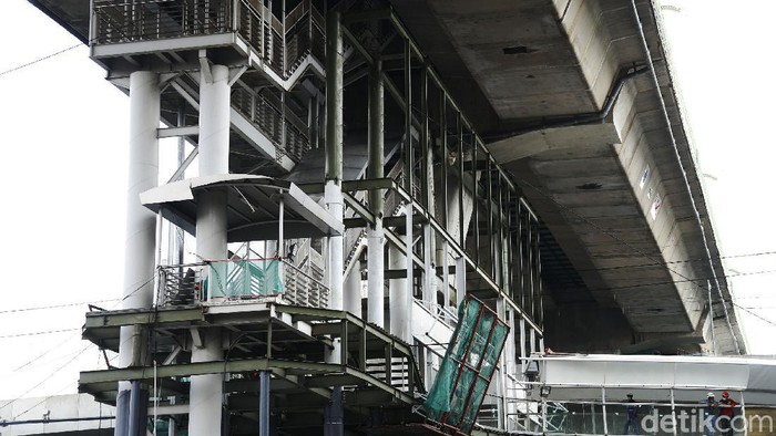 Proyek pembangunan jembatan layang atau skybridge untuk integrasi Halte Transjakarta CSW di Stasiun MRT ASEAN terus dikebut.