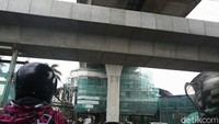 Jembatan layang yang dibangun sejak Oktober 2019 ini merupakan bagian dari rencana induk (grand design) simpang Cakra Selaras Wahana (CSW). 