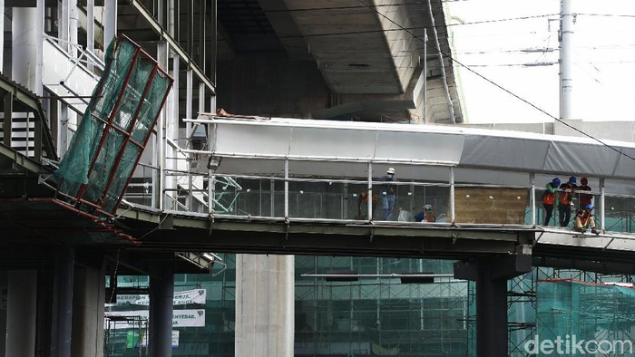 Pembangunan Skybridge CSW Terus Dikebut Proyek pembangunan jembatan layang atau skybridge untuk integrasi Halte Transjakarta CSW di Stasiun MRT ASEAN terus dikebut.