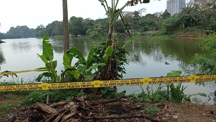 Penampakan bagian pesawat latih yang jatuh di danau Buperta Cibubur, Jumat (28/5/2021).