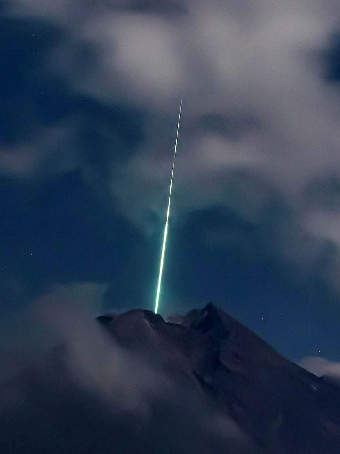 Penampakan Cahaya Diduga Meteor  Jatuh di Puncak Merapi 
