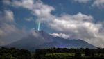 Penampakan Cahaya Diduga Meteor Jatuh di Puncak Merapi