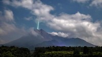 Foto cahaya di puncak Gunung Merapi yang disebut-sebut diduga meteor jatuh viral di media sosial. Diketahui foto itu diambil oleh Gunarto Song. 