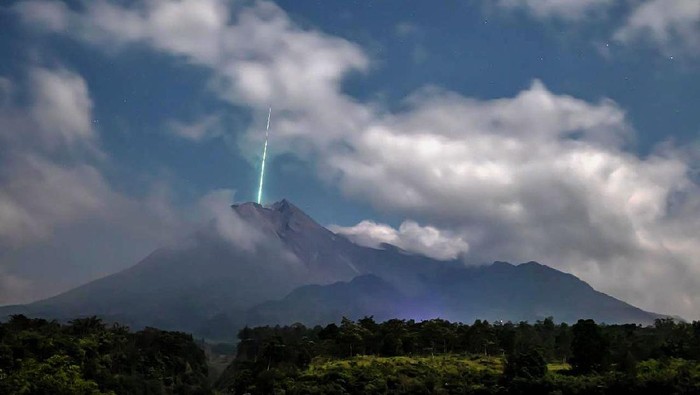 Penampakan Cahaya Diduga Meteor Jatuh di Puncak Merapi Media sosial Twitter dihebohkan dengan beredarnya foto kilatan cahaya yang disebut meteor jatuh di puncak Gunung Merapi. Seperti apa penampakannya?