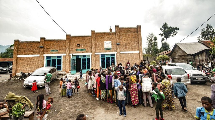 Pengungsi Gunung Berapi di Kongo Berebut Bantuan Makanan People who fled Goma, Congo, gather at a food distribution point Friday, May 28, 2021 in Sake, some 25 kms (16 miles) west of Goma where they found shelter following an official evacuation order five days after Mount Nyiragongo erupted. (AP Photo/Moses Sawasawa)
