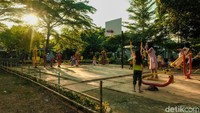 Anak-anak tengah bermain di lapangan yang berada di perumahan kawasan Pamulang, Tangerang Selatan, Banten. Lapangan ini memiliki fasilitas alat gym yang bisa dimanfaatkan bersama.