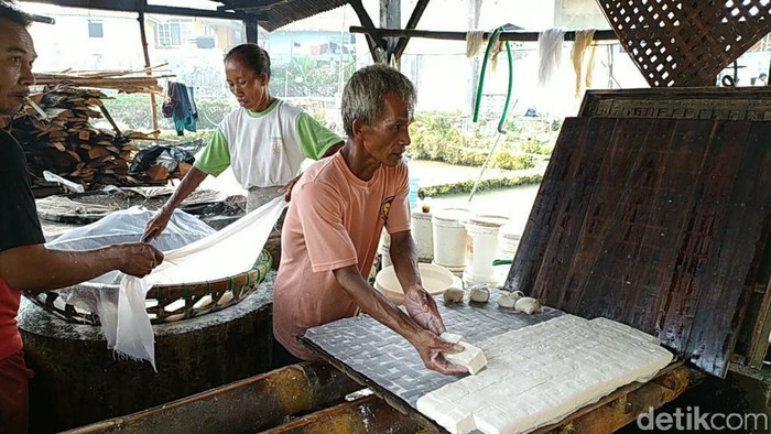 Perajin tahu dan tempe di Ciamis perkecil ukuran imbas mahalnya harga kedelai
