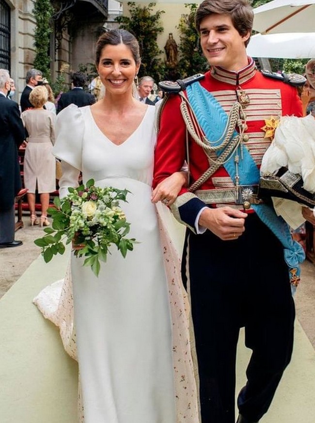 Carlos Fitz-James Stuart y Solís, bangsawan Spanyol yang merupakan keturunan kerajaan menikah dengan tunangannya Belen Corsini. Pernikahan mereka tampak indah dengan nuansa royal wedding yang kuat. Foto: Fotografer @aortizphoto, Instagram @the_royal_watcher