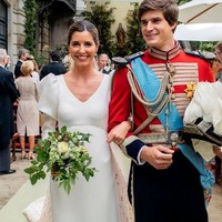 Carlos Fitz-James Stuart y Solís, bangsawan Spanyol yang merupakan keturunan kerajaan menikah dengan tunangannya Belen Corsini. Pernikahan mereka tampak indah dengan nuansa royal wedding yang kuat. Foto: Fotografer @aortizphoto, Instagram @the_royal_watcher