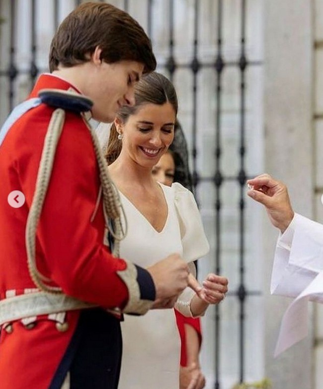 Carlos Fitz-James Stuart adalah putra bungsu Duke of Alba ke-19, yang mewarisi sekitar 2,2 miliar atau sekitar Rp 28 triliun euro setelah Duchess of Alba meninggal pada November 2014. Acara tersebut menandai pernikahan terbesar di Spanyol dalam 18 bulan terakhir terkait pandemi. Foto: Fotografer @aortizphoto, Instagram @the_royal_watcher