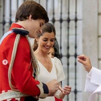 Carlos Fitz-James Stuart adalah putra bungsu Duke of Alba ke-19, yang mewarisi sekitar 2,2 miliar atau sekitar Rp 28 triliun euro setelah Duchess of Alba meninggal pada November 2014. Acara tersebut menandai pernikahan terbesar di Spanyol dalam 18 bulan terakhir terkait pandemi. Foto: Fotografer @aortizphoto, Instagram @the_royal_watcher