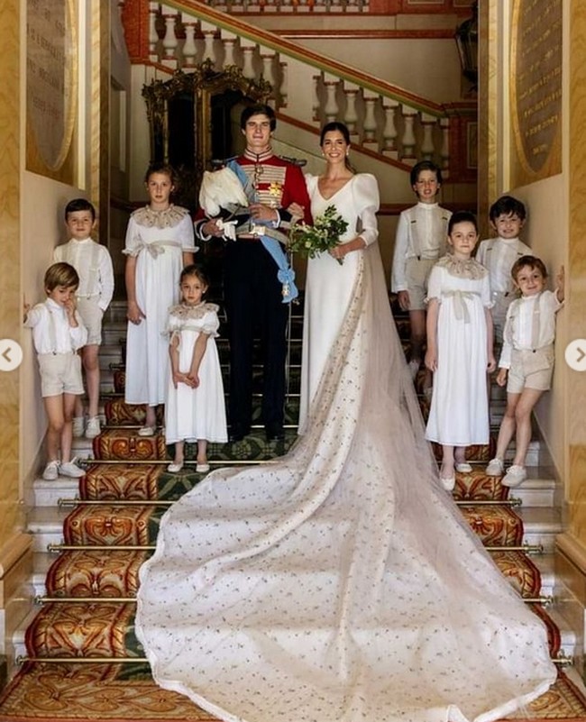 Dalam pernikahan itu, Belen tampil cantik dengan gaun putih polos dengan lengan gelembung. Meski dari depan busana tersebut tampak sederhana, namun di bagian belakangnya, gaun tersebut terlihat indah karena menyapu lantai. Foto: Fotografer @aortizphoto, Instagram @the_royal_watcher