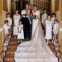 Dalam pernikahan itu, Belen tampil cantik dengan gaun putih polos dengan lengan gelembung. Meski dari depan busana tersebut tampak sederhana, namun di bagian belakangnya, gaun tersebut terlihat indah karena menyapu lantai. Foto: Fotografer @aortizphoto, Instagram @the_royal_watcher