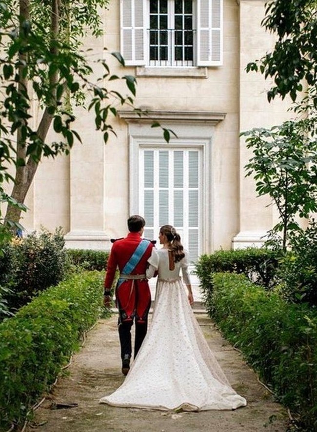 Carlos sendiri adalah cucu perempuan terkaya di Spanyol, dia pun datang dari keluarga bangswan Spanyol dengan gelar Count of Osrono. Sementara pasangannya, Belen memiliki keluarga kaya yang memiliki banyak bisnis konstruksi di Spanyol. Foto: Fotografer @aortizphoto, Instagram @the_royal_watcher