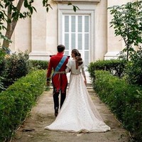 Carlos sendiri adalah cucu perempuan terkaya di Spanyol, dia pun datang dari keluarga bangswan Spanyol dengan gelar Count of Osrono. Sementara pasangannya, Belen memiliki keluarga kaya yang memiliki banyak bisnis konstruksi di Spanyol. Foto: Fotografer @aortizphoto, Instagram @the_royal_watcher