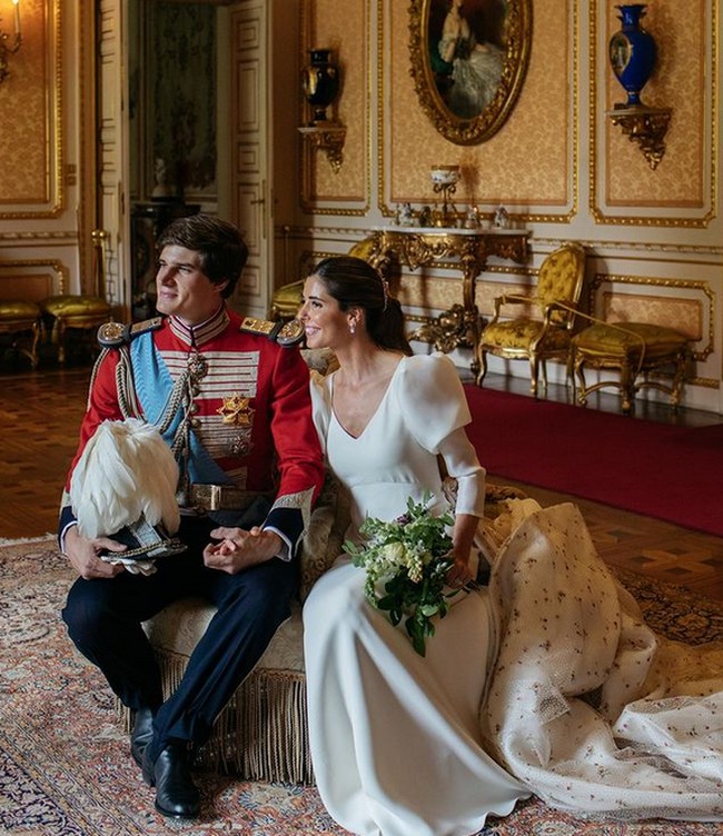 Sementara itu, pengantin pria menggunakan seragam merah khas kerajaan. Busana yang membuat Carlos tampak gagah tersebut bernama Gala Real Maestranza de Caballería de Sevilla. Foto: Fotografer @aortizphoto, Instagram @the_royal_watcher