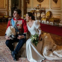 Sementara itu, pengantin pria menggunakan seragam merah khas kerajaan. Busana yang membuat Carlos tampak gagah tersebut bernama Gala Real Maestranza de Caballería de Sevilla. Foto: Fotografer @aortizphoto, Instagram @the_royal_watcher