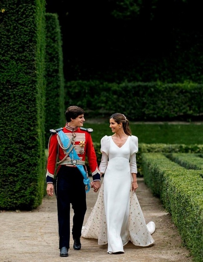 Inilah potret pernikahan romantis mereka. Terlihat dreamy karena keduanya berjalan di kebun luas di area istana yang megah. Foto: Fotografer @aortizphoto, Instagram @the_royal_watcher