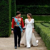 Inilah potret pernikahan romantis mereka. Terlihat dreamy karena keduanya berjalan di kebun luas di area istana yang megah. Foto: Fotografer @aortizphoto, Instagram @the_royal_watcher