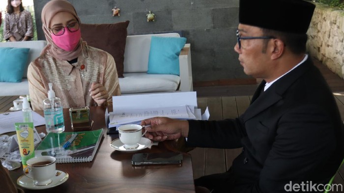 Pertemuan Ridwan Kamil dengan Stafsus Presiden Angkie Yudistia