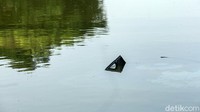 Pilot dan siswa pesawat latih yang jatuh di danau Cibubur, Depok, dilaporkan selamat. Keduanya menyelamatkan diri dengan berenang ke tepi danau.