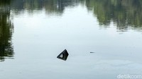 Hingga sore ini, bangkai pesawat masih ada di danau dan belum dievakuasi.