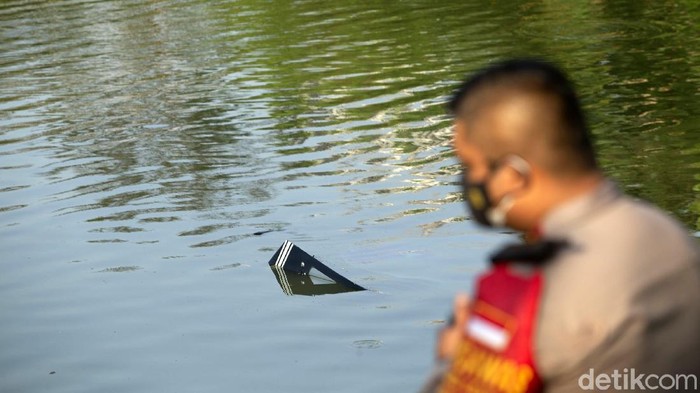 Pesawat Latih Jatuh di Danau Cibubur Sebuah pesawat latih jatuh di Danau Buperta, kawasan Cibubur, Kota Depok, Jawa Barat (Jabar). Pesawat ini belum dievakuasi.