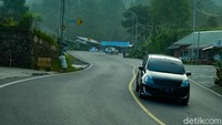 Kendaraan hanya sesekali melintas. Beda jauh saat memasuki akhir pekan di siang hari yang ramai wisatawan.