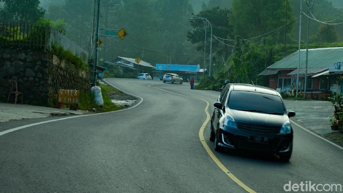 Pesona Cakrawala Puncak di Pagi Hari Kawasan Puncak Pass di Jawa Barat sangat sejuk di pagi hari. Hamparan bukit-bukit dan gunung elok dipandang.