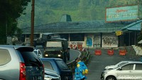 Beberapa pengunjung memarkirkan kendaraan di rest area dekat bekas Restoran Rindu Alam.