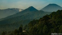 Saat memasuki batas Kabupaten Bogor dan Kabupaten Cianjur, Gunung Gede (kiri) terlihat jelas dengan kawahnya. Begitu juga Gunung Pangrango yang menjulang tinggi.