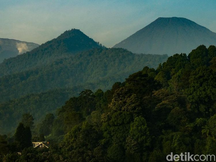 Pesona Cakrawala Puncak di Pagi Hari