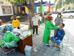 Cegah COVID-19, Polres Lombok Utara Tes Antigen Acak Pengguna Jalan